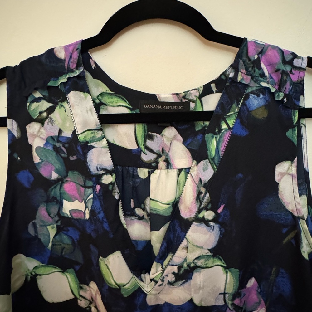 Banana Republic floral sleeveless blouse. Size xl - Picture 2 of 10